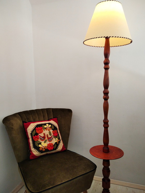 Image 1 of Vintage driepoot vloerlamp met ingebouwde bijzettafel | Gerenoveerde houten vloerlamp uit de jaren 70, Hongarije