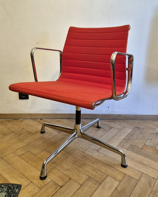 Vitra Stoel Ea 104 Charles & Ray Eames Roestig Oranje