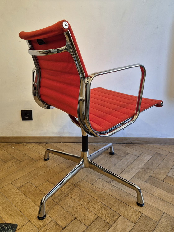 Image 1 of Vitra Stoel Ea 104 Charles & Ray Eames Roestig Oranje