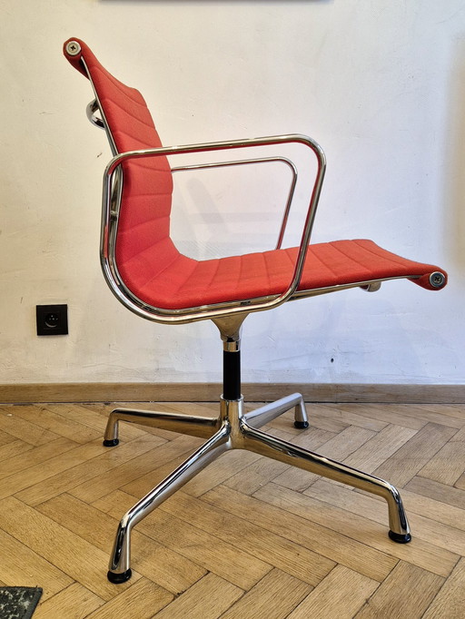 Vitra Stoel Ea 104 Charles & Ray Eames Roestig Oranje