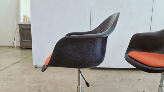 Image 1 of 4x Eames glasvezel bureaustoelen Herman Miller 2ª Editie 1960