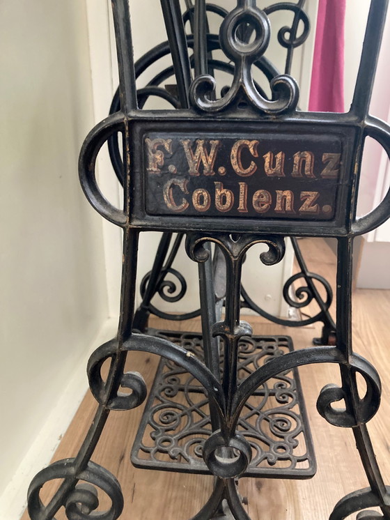 Image 1 of F.W.Cunz Coblenz naaimachine tafel