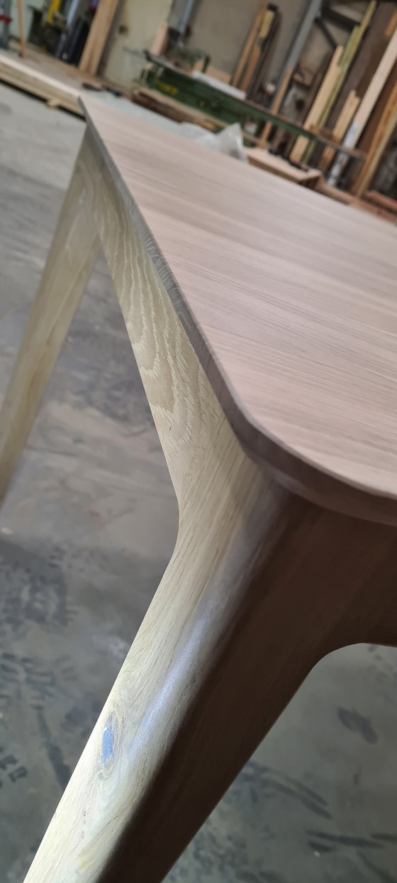 Image 1 of Moderne designtafel eiken