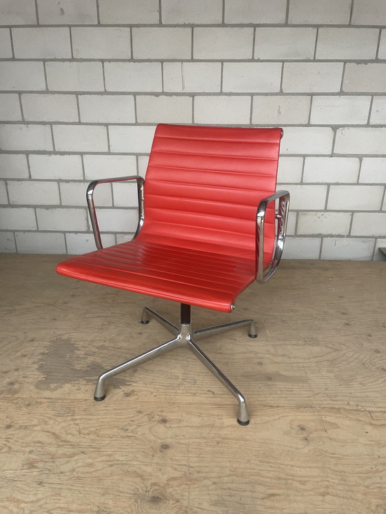 Image 1 of Vitra Eames Ea108 Rood Leer/Chroom