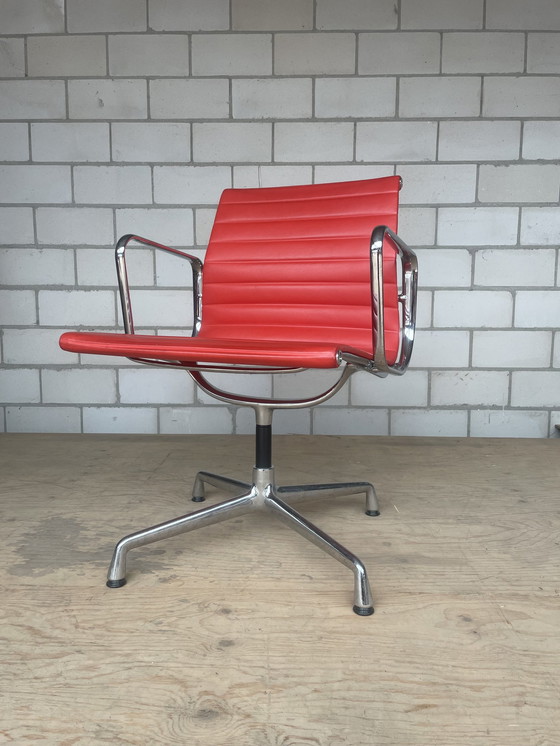 Image 1 of Vitra Eames Ea108 Rood Leer/Chroom