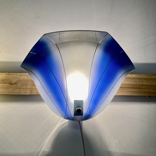 Wandlamp van blauw glas, Scandinavisch design 1950.