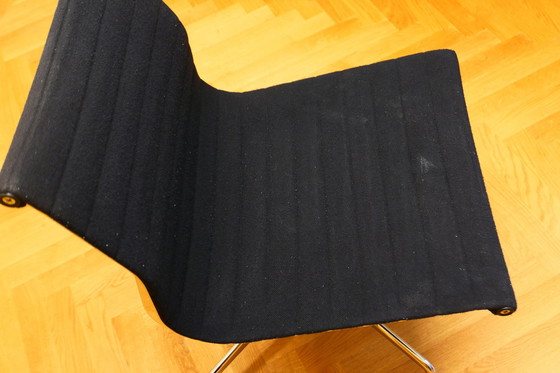 Image 1 of Vitra Ea 101 Aluminium Stoel | Bekleding van hopack, kleur Nero | Verchroomd 4-sterren onderstel