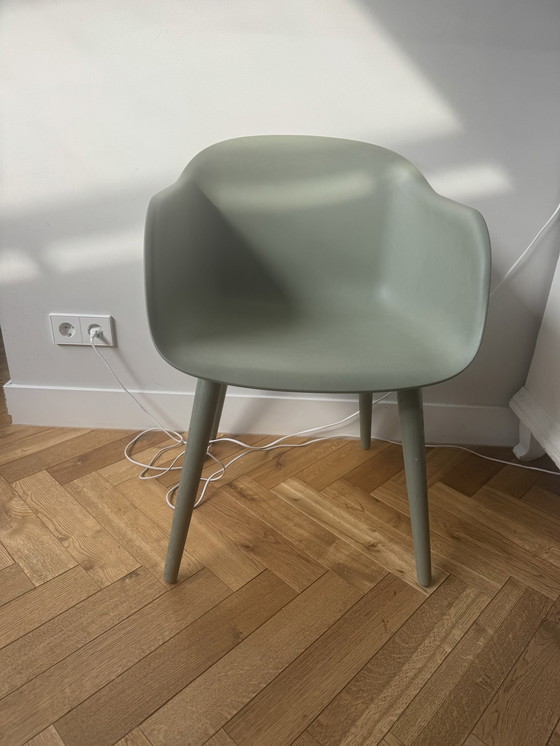 Image 1 of Muuto Stoel Groen Met Eiken Houten Onderstel