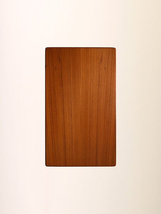 Image 1 of Vintage teakhouten nachtkastje met gouden metalen handvat - Mid Century Scandinavisch nachtkastje