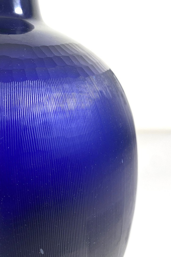 Image 1 of Blauwe bewerkte glazen vaas