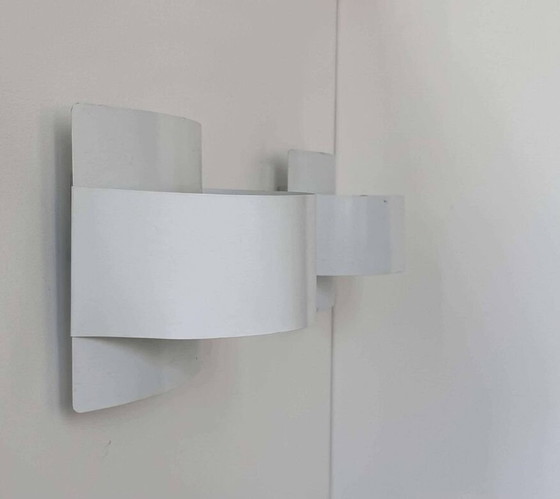 Image 1 of 2X wit gelakte metalen wandlampen van Peter Celsing - Zweden 1960