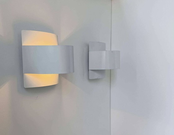 Image 1 of 2X wit gelakte metalen wandlampen van Peter Celsing - Zweden 1960