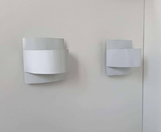 Image 1 of 2X wit gelakte metalen wandlampen van Peter Celsing - Zweden 1960