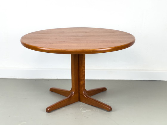 Image 1 of Deense ronde teakhouten eettafel met verlengstuk, 1970S