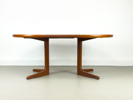 Image 1 of Deense ronde teakhouten eettafel met verlengstuk, 1970S