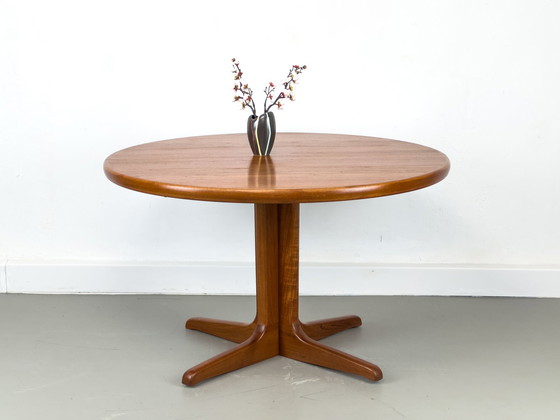 Image 1 of Deense ronde teakhouten eettafel met verlengstuk, 1970S