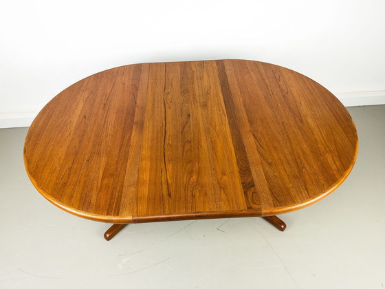 Image 1 of Deense ronde teakhouten eettafel met verlengstuk, 1970S