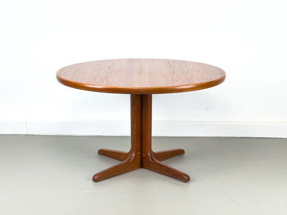 Image 1 of Deense ronde teakhouten eettafel met verlengstuk, 1970S