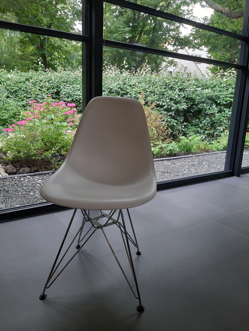 4x witte Vitra DSR stoelen