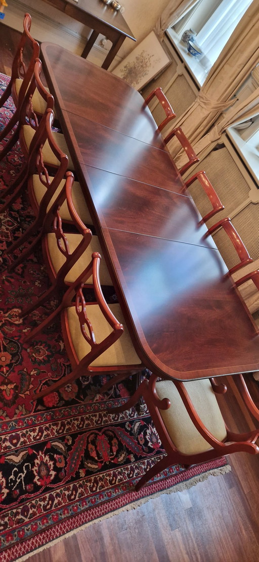 Vintage houten eettafel - uitschuifbaar, met 12 bijpassende stoelen.