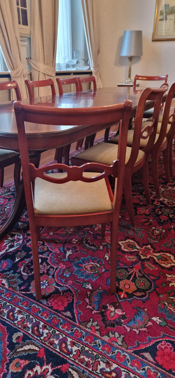 Image 1 of Vintage houten eettafel - uitschuifbaar, met 12 bijpassende stoelen.