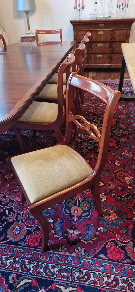 Image 1 of Vintage houten eettafel - uitschuifbaar, met 12 bijpassende stoelen.