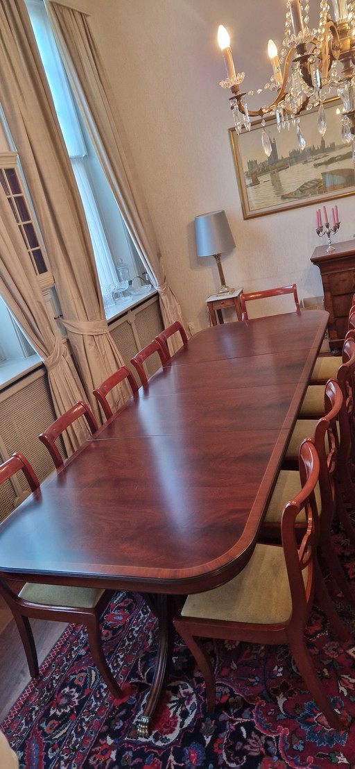 Vintage houten eettafel - uitschuifbaar, met 12 bijpassende stoelen.