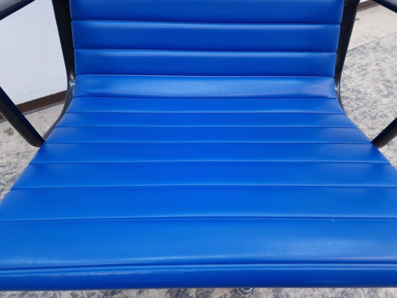 Image 1 of Hermann Miller Ea 124 Ea 125 Design fauteuil Leren fauteuil Stoel Vitra Eames blauw#2