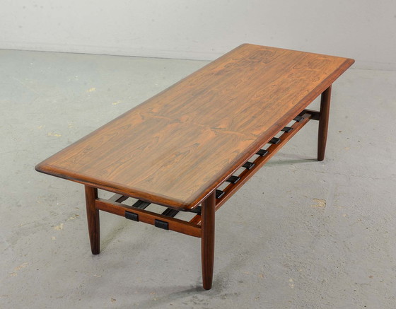 Image 1 of Dutch Design Rozenhouten Topform Salontafel met Leren Tijdschriftenhouder, jaren 1960