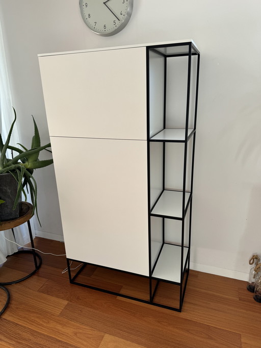 Interstar Kast In Wit Met Zwart Frame