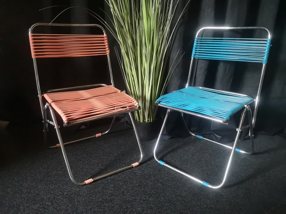 Image 1 of Duo vintage scoubidou opvouwbare kinderstoelen blauw roze