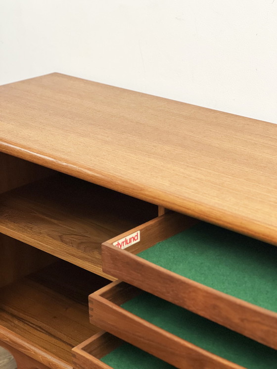 Image 1 of Mid Century Modern Deens dressoir in teak met jaloeziedeuren van Dyrlund, Denemarken