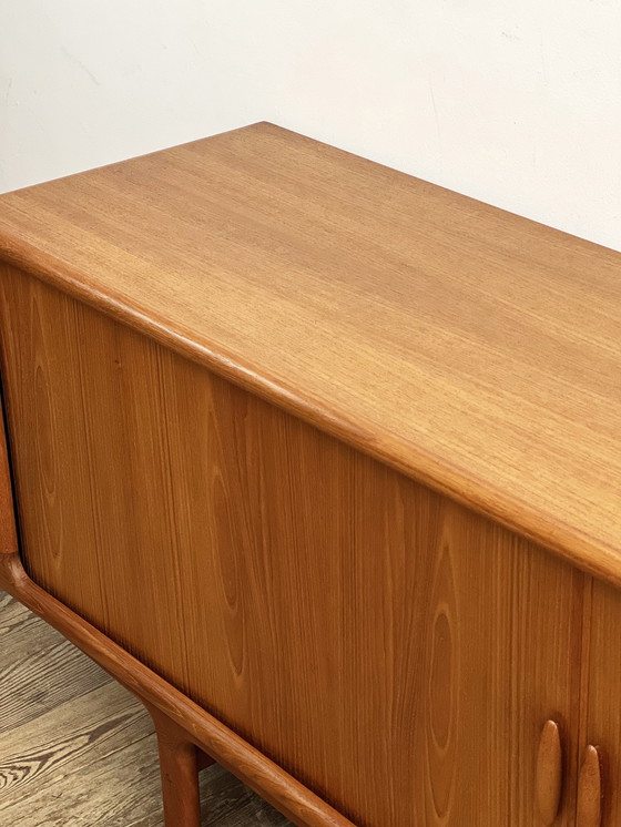 Image 1 of Mid Century Modern Deens dressoir in teak met jaloeziedeuren van Dyrlund, Denemarken