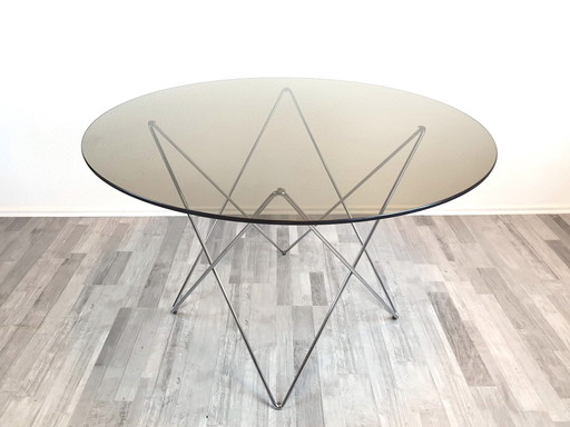 Vintage eettafel met steronderstel