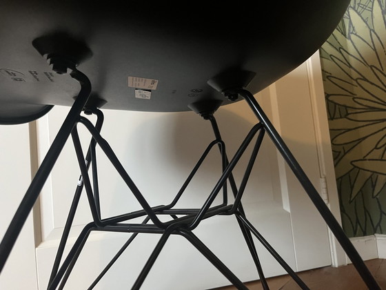 Image 1 of Vitra Eames Dar Zwart