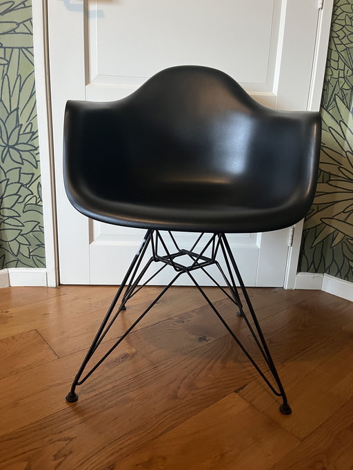 Vitra Eames Dar Zwart