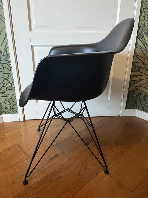 Vitra Eames Dar Zwart