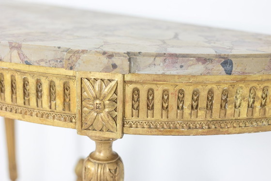 Image 1 of Een verguld houten en Breche D'Alep marmeren console tafel. Circa 1780.