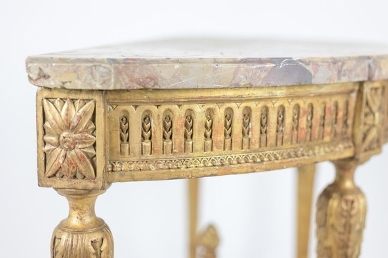 Image 1 of Een verguld houten en Breche D'Alep marmeren console tafel. Circa 1780.