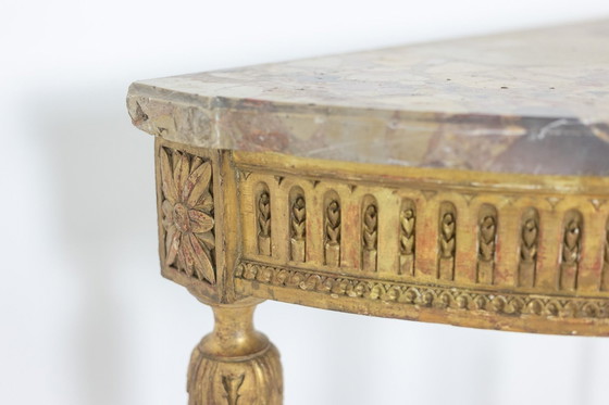 Image 1 of Een verguld houten en Breche D'Alep marmeren console tafel. Circa 1780.