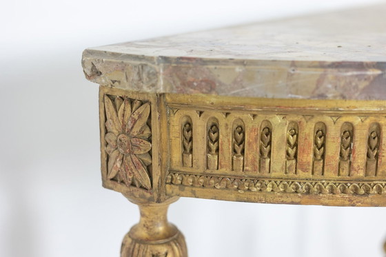 Image 1 of Een verguld houten en Breche D'Alep marmeren console tafel. Circa 1780.