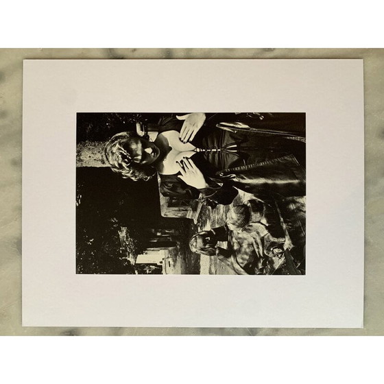 Image 1 of Vintage fotogravure "Père Lachaise, Graf van Talma, Parijs" door Helmut Newton, Frankrijk 1970