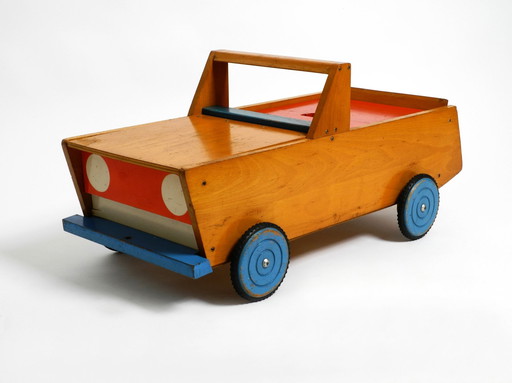 Grote houten kinderauto om in te zitten en te trekken In originele staat | Lengte 80 cm | 31,5" | Mid Century