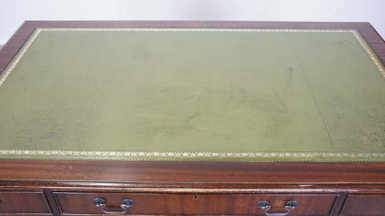 Image 1 of Chesterfield Bureau Met Groen Lederen Blad