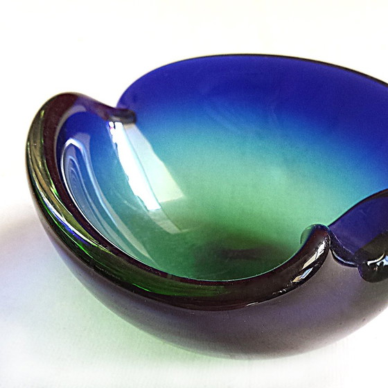 Image 1 of Mid Century Italiaans groen en blauw Sommerso Murano glazen schaal, 1960