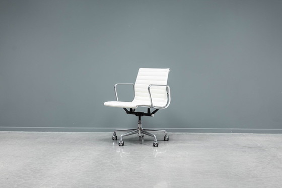 Image 1 of Eames Ea117 Alugroup bureaustoel