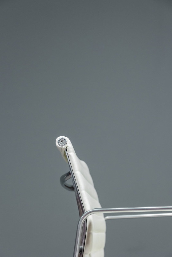Image 1 of Eames Ea117 Alugroup bureaustoel