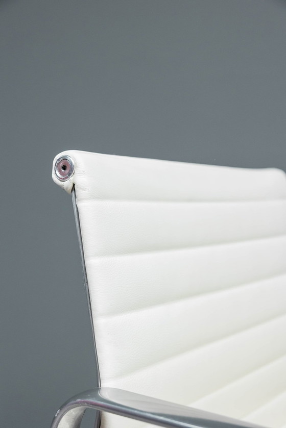Image 1 of Eames Ea117 Alugroup bureaustoel