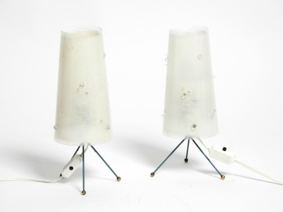 Image 1 of Twee Zeer Mooie Mid Century Moderne Driepoot Tafellampen met Witte Plexiglas Kappen