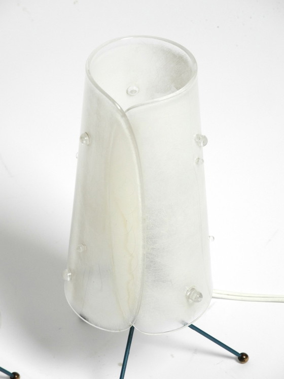 Image 1 of Twee Zeer Mooie Mid Century Moderne Driepoot Tafellampen met Witte Plexiglas Kappen